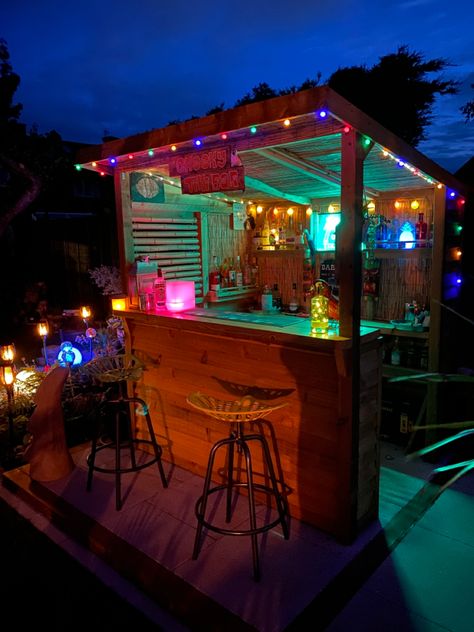 Tiki Bar By Pool, Tiki Bars Backyard, Patio Bars, Outdoor Tiki Bar, Juice Bar Design, Tropical Patio, Outdoor Kitchen Design Layout, Outside Bars, Home Bar Rooms