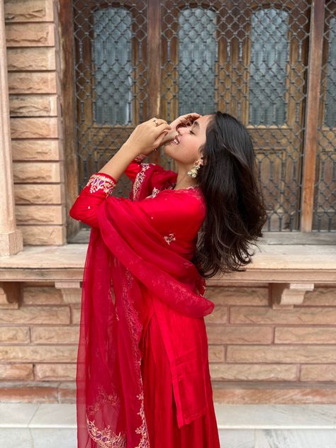 Punjabi Dress Poses, How To Pose In Suit, Churidar Pose Ideas, Poses In Plazo Suit, Poses In Suit, Laal Ishq, Red Kurti, Love You Cute, Desi Wedding Dresses