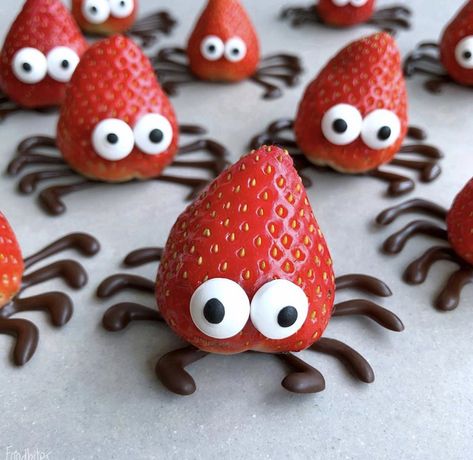 Strawberry Halloween, Pelottava Halloween, Chocolate Spiders, Halloween Sleepover, Halloween Breakfast, Healthy Halloween Treats, Halloween Fruit, Halloween Fest, Spooky Food