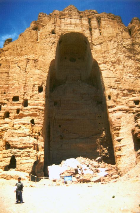 Obscurity fell upon the valley of shining light Imprinted in our collective memory, the destruction of the Buddhas of Bamiyan by the Taliban in 2001 still needs explanation. From Alexander the Great, this is the story of the “valley of shining light” -Bamiyan-, and the numerous efforts to prevent the destruction of the Buddhas. Photo Unesco. #bamiyan #buddha #afghanistan #statue #unesco #culturalheritage #worldheritage #heritage  #worldmonuments #arthistory #worldmonumentsfund #history #monument Standing Buddha Statue, Giant Buddha, Standing Buddha, Shining Light, Archaeological Discoveries, Buddha Statues, Heritage Center, Alexander The Great, Ancient Civilizations