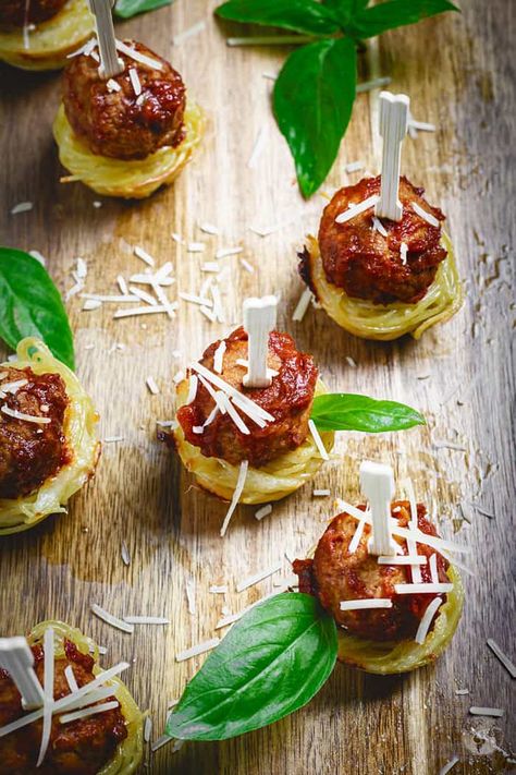 These Mini Spaghetti Nests and Italian Meatballs is a must have party appetizer. Made with creamy Alfredo pasta and Italian-style meatballs in marinara sauce, they are easy to make and a huge crowd-pleaser! | allthatsjas,com | #appetizer #italian #mini #spaghetti #meatballs #marinara #alfredo #fingerfood #partyfood #allthatsjas #easy #pasta #angelhair #gameday #recipes Spaghetti Nests, Creamy Alfredo Pasta, Meatballs In Marinara Sauce, Meatball Appetizers, Meatballs Appetizer, Meatballs Marinara, Gameday Recipes, Meatball Appetizer Recipe, Pasta Pie