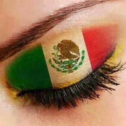 Patriotic eyeshadows. Perfect for Mexican football games and El Día de Independencia Flag Eye Makeup, Mexican American Flag, Mexican Artwork, Puerto Rico Vacation, Mexican Culture Art, Travel Mexico, Mexico Style, Mexican Heritage, Mexico Culture