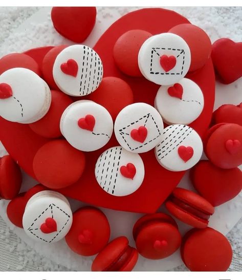 Valentine Macarons Ideas, Valentines Day Macarons Flavors, Valentine’s Day Macarons, Macaroons Decoration Ideas, Macaron Packaging Ideas, Valentines Day Macarons, Valentines Macarons, Valentine Deserts, Macarons Ideas