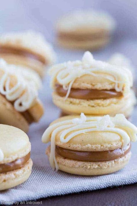 Salted Caramel Ginger Macarons are the perfect little treat.  Ginger flavored macarons shells filled with salted caramel will wow anyone who tries them! Ginger Macarons, Flavored Macarons, Macarons Christmas, Fancy Bakery, Colorful Macarons, Hot Chocolate Fudge, New Year's Desserts, Slow Cooker Desserts, Dessert Party