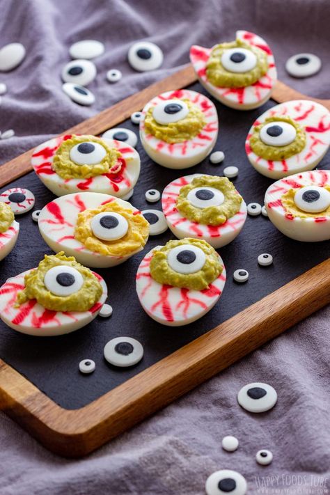 Eyeball Deviled Eggs Eyeball Deviled Eggs, Savory Halloween Food, Fun Halloween Appetizers, Halloween Deviled Eggs, Halloween Finger Foods, Halloween Appetizers Easy, Kids Halloween Food, Halloween Foods, Treats Halloween