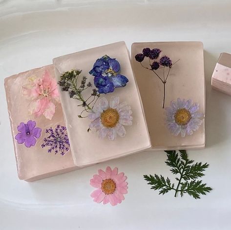 Soap Pressed Flower Soap Flower Soap Floral Soap Gift - Etsy Handmade Soap Gift Set, Bee Soap, Floral Soap, Handmade Natural Soaps, Soap Gift Set, Vero Beach Fl, Flower Bar, Soap Handmade, Flower Soap