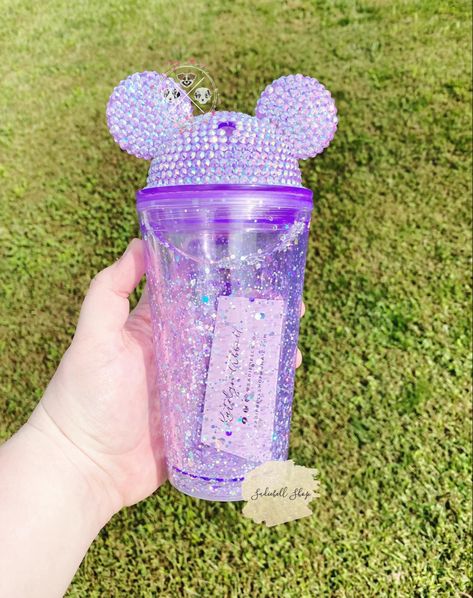 Mickey Mouse Snowglobe Tumbler, Decorated Cups, Disney Tumbler, Glitter Water Bottles, Starbucks Cup Art, Starbucks Design, Fancy Cup, Disney Mouse Ears, Cute Coffee Cups