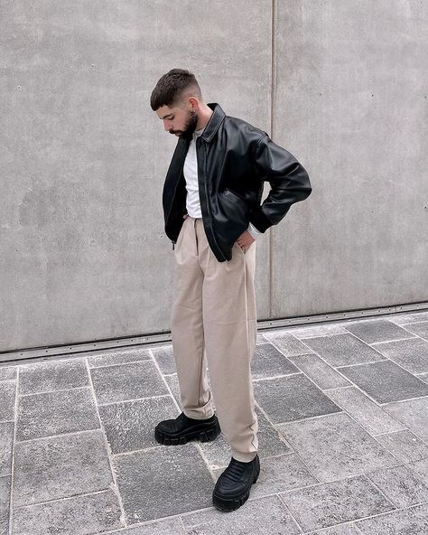 MALCOLM GAUCI no Instagram: “2021 fashion forecast - oversized bombers ✨ #maltagram #mensfashionpost #mensfashion #lookbook #guyswithstyle #outfitoftheday…” Outfit Chicos, Western Men Outfits, 80s Outfits Men, Angle Foto, Hongkong Fashion, 80s Outfits, Outfit Zara, 80s Outfit, Streetwear Men