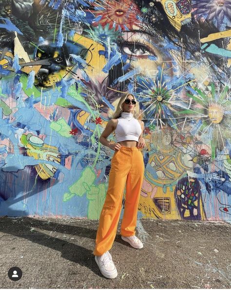 Posing In Front Of Mural, Mural Photoshoot Poses, Mural Poses, Outfits Medellin, Mural Photoshoot, Medellin Outfit, Mexico City Fashion, Outdoor Fashion Photography, Street Fashion Photoshoot