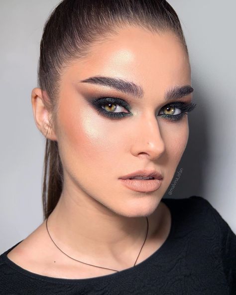 Malvina Isfan, Ysl Mascara, Cake Makeup, Face Cake, Makeup Recipes, Makeup Tutorial Video, Makeup Aesthetic, Mermaid Makeup, Beautiful Lashes