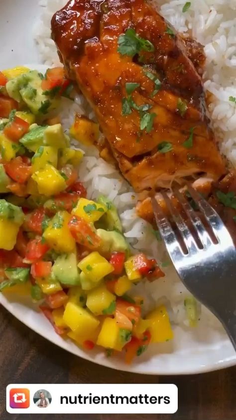 Seafood Network🦞🦐🦀🦑🐙🍤’s Instagram profile post: “Don’t sleep in this Maple Chipotle Salmon 🍣 🥭 🥑 The perfect dinner, when served warm and equally as good of a lunch served cold- aka the…” Chipotle Salmon, Meal Prep Recipes, Easy Healthy Meal Prep, Pescatarian Recipes, Perfect Dinner, Healthy Food Dishes, Health Dinner, Prep Recipes, Health Dinner Recipes