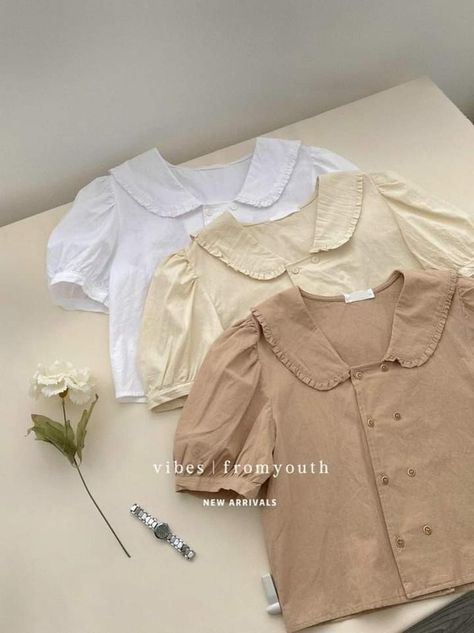 Clothing Photoshoot Ideas At Home, Blouse Photography Ideas, Fashion Product Photography Clothing, Blouse Flatlay, Product Shoot Ideas Clothing, Vintage Blouse Outfit, Boutique Layout, Flat Lay Photography Fashion, Куклы American Girl