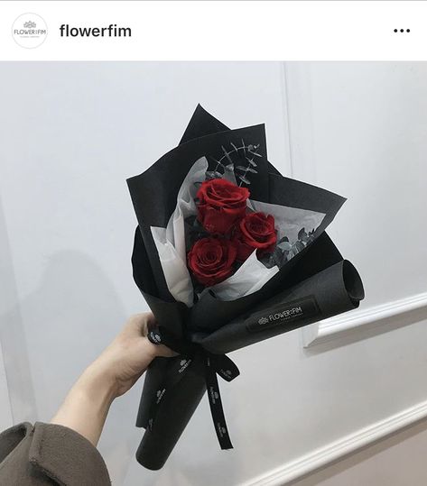 Bouquet For Boyfriend, Grad Flowers, Bucket Wisuda, Pranks Pictures, Roses Bouquet Gift, Boyfriend Pranks, Boyfriend Pranks Pictures, Gift Wrapping Inspiration, Roses Bouquet