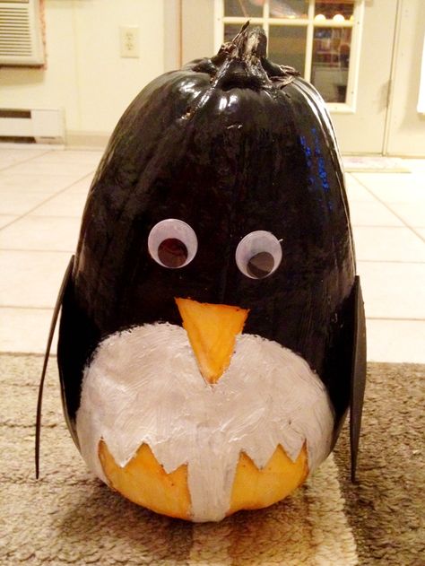 Penguin pumpkin :) Penguin Pumpkin Painted, Penguin Pumpkin Carving, Penguin Pumpkin, Best Pumpkin Carving Tools, Halloween Penguin, Pumpkin Carving Knife, Pumpkin Carving Art, Pumpkin Carving Tools, Character Pumpkins