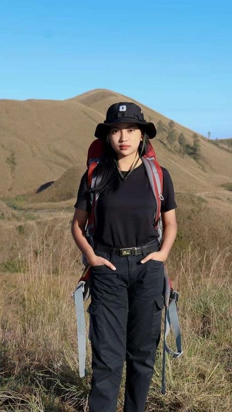 Elevate your outdoor experience with these stylish and functional adventure outfits. From rugged-chic ensembles to nature-inspired looks, embrace the essence of adventure in every step. #AdventureOutfit #OutdoorStyle #ExploreInAesthetic Spring Hiking Outfits, Hiking Poses, Tnf Jacket, Trekking Outfit Women, Camping Outfit, Trekking Outfit, Solo Hiking, Nature Outfits, Cute Hiking Outfit