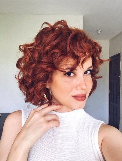 Cabelo cacheado ruivo: 30 fotos e tutoriais para renovar o visual White Ootd, Hairstyle Shorthair, Smile Eyes, Curly Pixie Haircuts, Short Red Hair, Bob Haircut Curly, Red Curly Hair, Curly Hair Photos, Wavy Haircuts