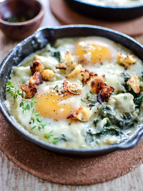 Baked eggs with creamed spinach is a fun way to enjoy breakfast or brunch! | www.cookingandbeer.com Croutons Homemade, Doodle Ideas, Creamed Spinach, Breakfast Items, Baked Eggs, Weekend Brunch, Breakfast Brunch Recipes, An Egg, Breakfast Dishes