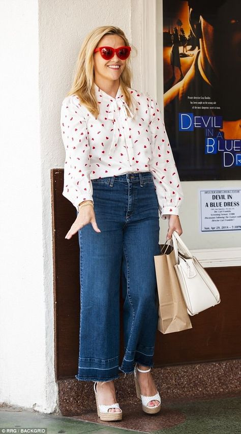 So excited: The beautiful blonde couldn't stop smiling as she stood next to the poster Cullotes Jeans Outfit, Cropped Jeans Outfit, Wide Leg Jeans Outfit, Outfits Con Jeans, Looks Street Style, Cute Blouses, Reese Witherspoon, Casual Work Outfits, Wide Legs