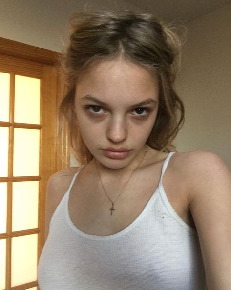 @alanabc • Instagram photos and videos Alana Champion, Lily Rose Depp, 영감을 주는 캐릭터, French Girl, White Tank Top, White Tank, Dark Circles, Look Chic, Lana Del Rey