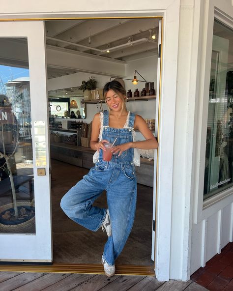 just me + my @freepeople overalls ⭐️ Barrel Leg Overalls Outfit, Barrel Overalls Outfit, Denim Button-up Overalls With Buttons, Overalls Celebrities, Jean Overall Outfits, Pregnant In Overalls, Overall Outfits, Besties Christmas, Overalls Outfit