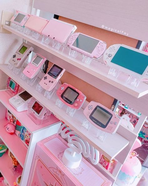 Nintendo Aesthetic, Nintendo Handheld, Pink Games, Kawaii Games, Retro Gadgets, Nintendo Switch Accessories, Gaming Tech, Gaming Room Setup, Pastel Pink Aesthetic