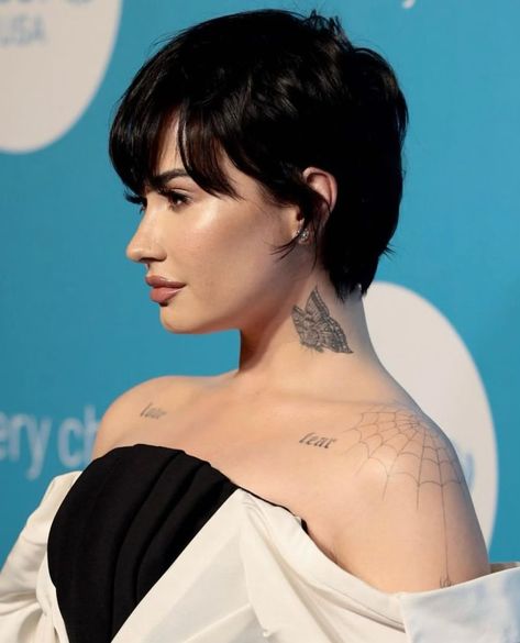 Demi Lovato's New Bixie Haircut | Beauty Launchpad Demi Lovato Haircut, Demi Lovato 2022, 90s Haircuts, New Hair Look, Longer Pixie Haircut, Celebrity Hair Stylist, Hair Color Trends, Elegant Hairstyles, Pixie Hairstyles