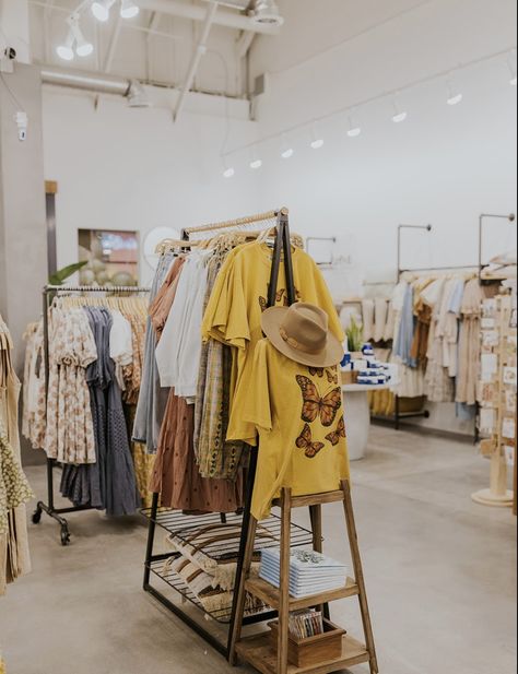 Clothing Pop Up Store, Store Entrance Design, Vintage Clothing Display, Clothing Booth Display, Clothing Boutique Interior, Store Entrance, Clothing Display, Clothing Displays, Entrance Design