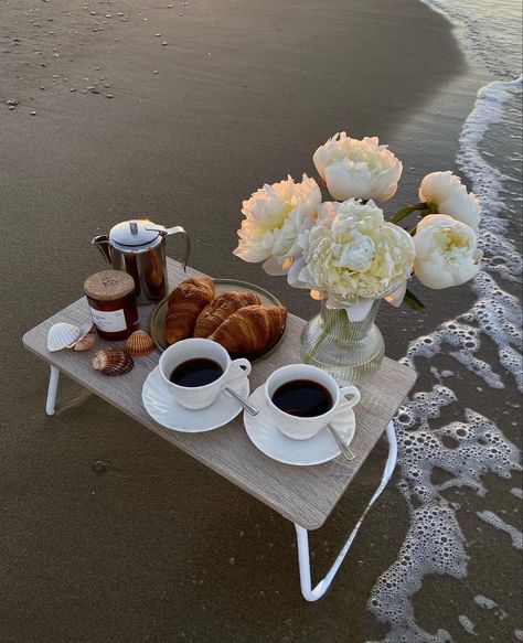 Beach Coffee Aesthetic, Breakfast Croissants, Beach Aesthetics, Flowers Beach, Fall Picnic, Picnic Inspiration, Art Birthday Party, Beach Ideas, Romantic Date Ideas