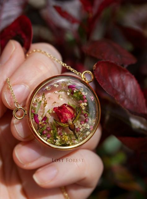 Lost Forest, Flower Resin Jewelry, Pressed Flower Crafts, Resin Jewelry Diy, Beautiful Story, Epoxy Resin Crafts, Diy Resin Art, Diy Resin Crafts, Resin Charms