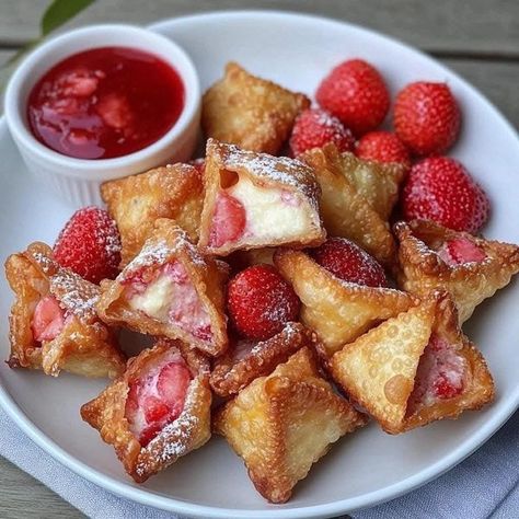 Wonton Bites, Fried Wontons, Cream Filling, Wontons, Strawberry Cheesecake, Strawberry Jam, Appetizers For Party, Deep Fried, Powdered Sugar