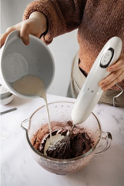 Smeg Hand Blender, Smeg Blender, Baking Appliances, Stand Mixers, Bread Makers, Baking Essentials, Cream Aesthetic, Hand Mixer, Hand Blender