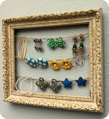 holds clip on earrings Clip On Earring Storage, Earring Holder Display, Love Clip, Earrings Holder, Earring Displays, Old Jewelry Crafts, Earring Hanger, Diy Display, Clip On Earring