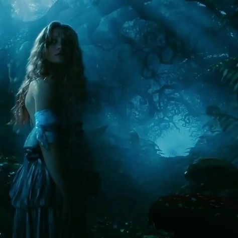 Alice Kingsleigh, Alice In Wonderland 2010, Dark Alice In Wonderland, Alice In Wonderland Aesthetic, Mia Wasikowska, Tim Burton Art, Tim Burton Films, Tim Burton Movie, Adventures In Wonderland