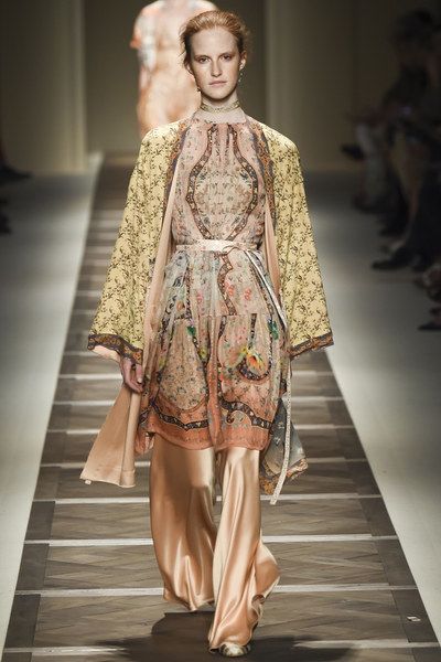 Moda Hippie, Milano Fashion Week, Moda Boho, Paisley Dress, Runway Collection, 2016 Fashion, Fashion Mode, Kebaya, A Dress