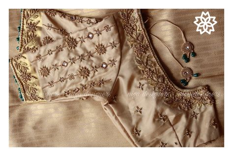 Gold Aari Blouse, Simple Gold Blouse Designs, Gold Maggam Work Blouse Designs, Gold Blouse Designs Indian, Gold Blouse Designs Latest, Mehendi Saree, Gold Blouse Designs, Exclusive Blouse Designs, Aari Blouses