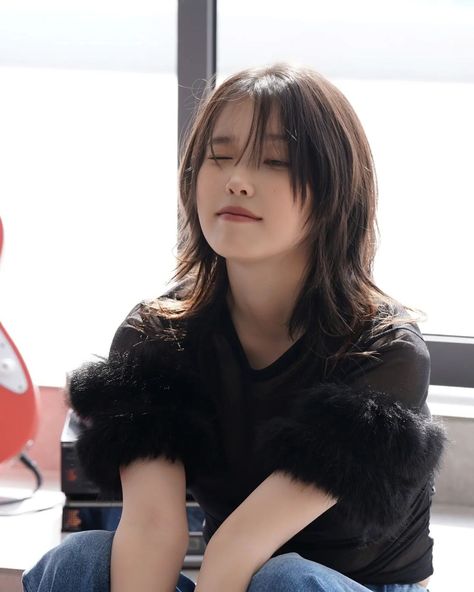 Kpop Short Hair, Iu Short Hair, Pretty Short Hair, Iu Hair, Short Hair Tomboy, Oval Face Haircuts, Asian Short Hair, Hairstyles For Layered Hair, Shot Hair Styles