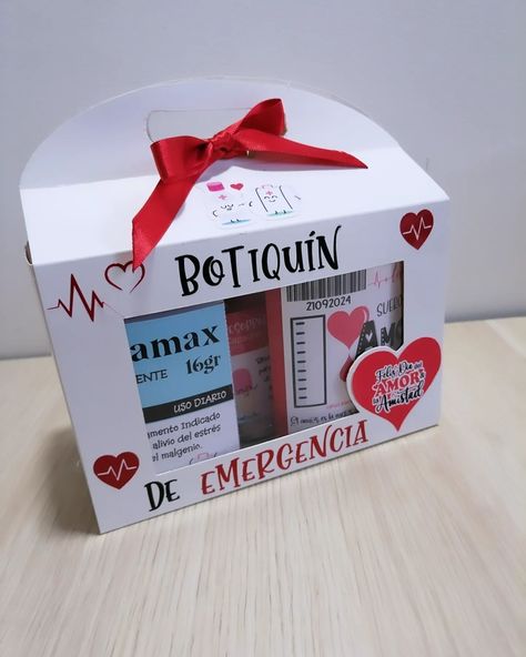 Botiquín Emergencia de Amor 😍 Un regalo ideal para Sorprender a esa persona especial 🥰 ❣️ Feliz día del amor y de la amistad ❣️ . . . . . . . #detallesamoure #desayunosorpresabogotá #desayunosadomicilibogota #hechoamano #regalosconamor #regalospersonalizados #personalizados #Cuadros #amoryamistad2024 #amoryamistad #21deseptiembre #cuadronetflix #cuadrospersonalizados #parejas #fyiiiiiiiiiiiiiiiiiiiippppppppppppp #enamorados #noviapolicia #privilegios #paratiiiiiiiiiiiiiiiiiiiiiiiiiiiiiii #bot... Persona, Cricut