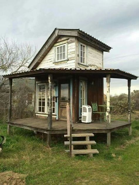 Tiny Off Grid House, Tiny House Art Studio, A Small House, Tiny Cabins, Casa Vintage, Tiny Cabin, Tiny House Cabin, Small Cabin, Cabins And Cottages