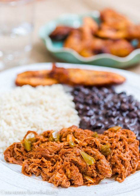 Venezuelan Shredded Beef | mommyshomecooking.com | Carne esmechada, ingrediente del pabellón venezolano Arepa Filling Recipe, Venezuelan Beef, Venezuelan Recipes, Fried Plantains, Venezuelan Food, Latin American Recipes, Latin American Food, National Dish, Hispanic Food