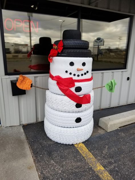 Snowman Made Out Of Tires, Tire Snowman, Diy Snowman Crafts, Painted Tires, Tire Craft, Tire Shop, Christmas Wreath Craft, Snowman Crafts Diy, Tire Planters