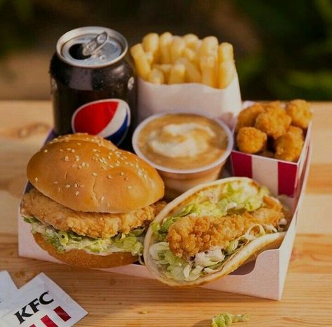 Zinger Burger, Fire Food, Junk Food Snacks, Food Babe, Food Combining, Yummy Comfort Food, Unhealthy Food, Serving Food, Food Presentation