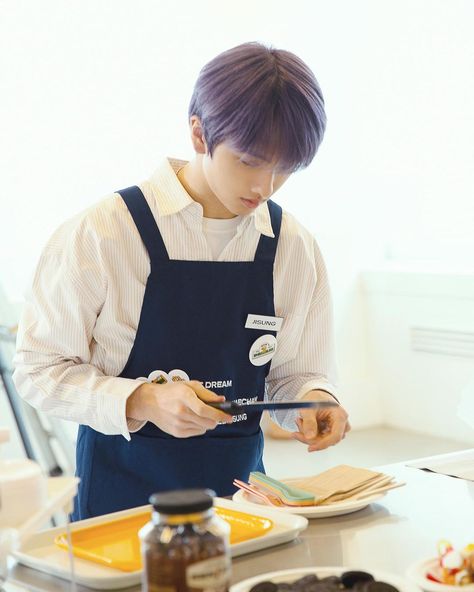 Cafe 7 DREAM on Twitter: "210405 NCT DREAM 'Cafe 7 DREAM' #Taste_DREAM April issue Employee #MARK when he was making the cake. Filling it up with cream :)🍰 Employee #JISUNG preparing to serve 😊 Organizing the forks with a familiar touch :) #Cafe_7DREAM #NCTDREAM @NCTsmtown_DREAM… https://t.co/ojZmDUH33M" Cafe 7 Dream, Dream Cafe, Park Jisung Nct, Nct Dream Members, จีซอง Nct, Park Ji Sung, Ji Sung, Instagram Update, Nct 127