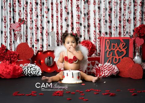 Cupid xo Valentines cake smash 1st Birthday Photoshoot Valentines Day, Taco Valentine, Valentines Baby Photos, Valentine For Him, Valentine For Kids, Photo Theme, Valentines Birthday Party, Valentines Cake, Nails Valentine