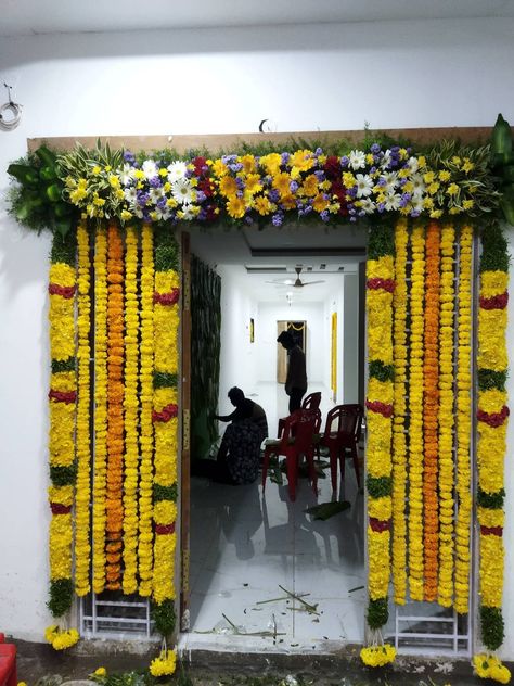 Book Decor Wedding, Flower Entrance, Door Flower Decoration, Stage Decoration Photos, Leaf Decor Wedding, Mandap Decoration, Hall Entrance, Hall Decorations, Simple Stage Decorations