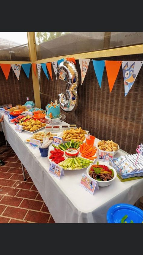 Bluey Themed Birthday Party Food Ideas, Bluey Birthday Party Food Ideas, Bluey Birthday Party Ideas Food, Bluey Themed Food Ideas, Bluey Party Food, Birthday Chalkboard Art, Fiesta Bluey, Bday Party Kids, Bluey Party