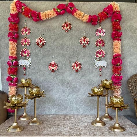 20 Traditional Diwali Decoration Ideas For Home 2023 Urli Decoration Ideas, Significance Of Diwali, Decoration For Diwali, Brass Urli, Urli Bowl, Festive Decor Ideas, Diwali Puja, Mandir Decoration, Diwali Lamps