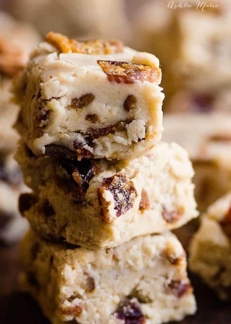 Maple Bacon Fudge Recipe, Bacon Fudge Recipe, Maple Bacon Fudge, Bacon Fudge, Maple Fudge Recipes, Maple Bacon Cinnamon Rolls, Bacon Desserts, Maple Fudge, Maple Recipes