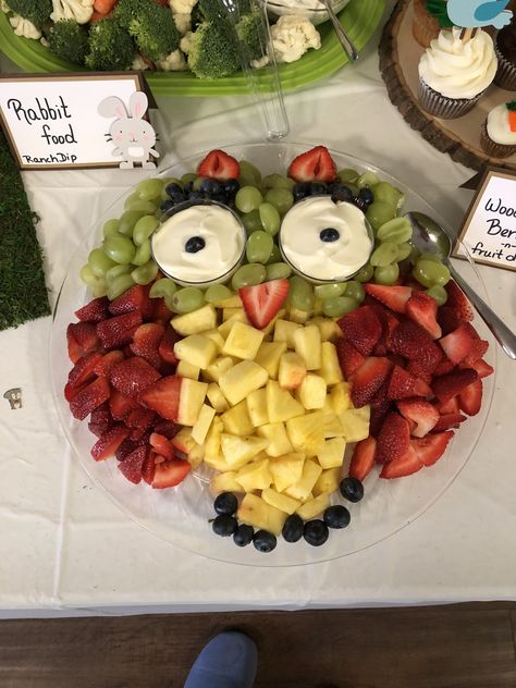 Mr. Owl fruit tray for a woodland theme baby shower. Woodland Themed Fruit Tray, Owl Fruit Tray, Fox Theme Baby Shower Ideas, Woodland Baby Shower Theme Food, Owl Baby Shower Theme Girl, Woodland Party Food, Baby Shower Fruit Tray, Woodland Baby Shower Food, Baby Shower Luncheon