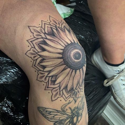 Knee Sunflower Tattoo, Sunflower Knee Tattoo, Sunflower Elbow Tattoo, Kneecap Tattoo Women, Tattoo Idea For Women, Knee Tattoo Ideas, Good First Tattoos, Above Knee Tattoo, Sunflower Tattoo Ideas