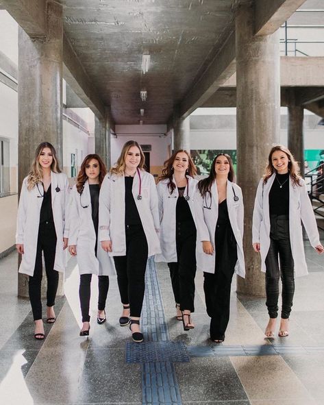 Mbbs Doctor, Nursing Graduation Pictures, Dental Photography, Doctor Graduation, Medical School Graduation, Nurse Aesthetic, Graduation Photography Poses, College Graduation Pictures, Medical Photos